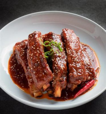   Liaocheng Braised Pork Ribs: 脆嫩多汁的豬肋排，在濃郁醬汁中散发着迷人的香氣！